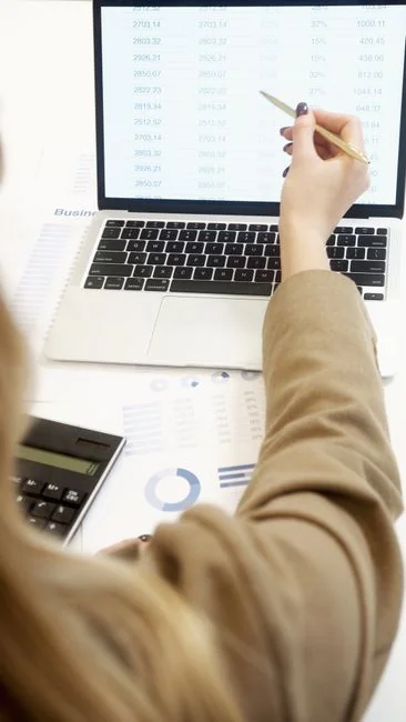 Gros plan sur un document de stratégie marketing posé sur un bureau, idéal pour du contenu business.
